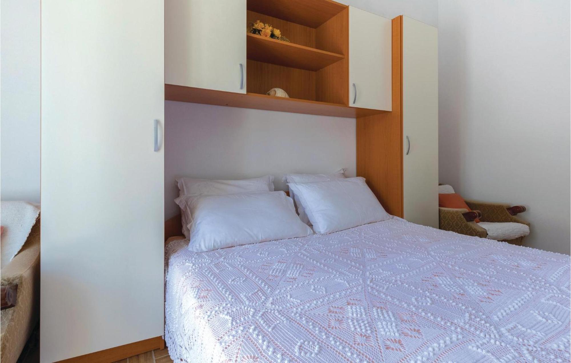 2 Bedroom Lovely Apartment In Komarna 克勒克 外观 照片
