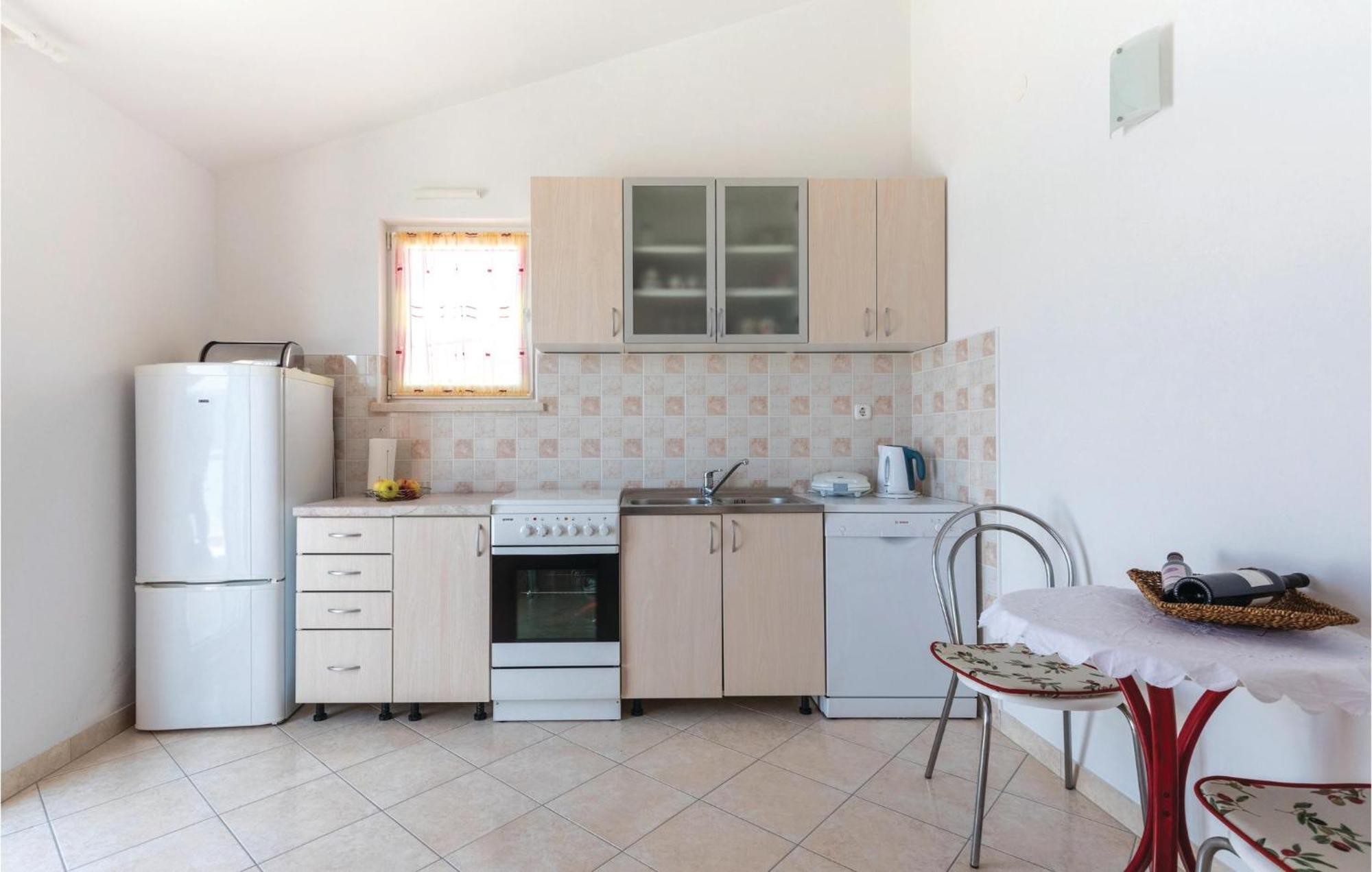 2 Bedroom Lovely Apartment In Komarna 克勒克 外观 照片