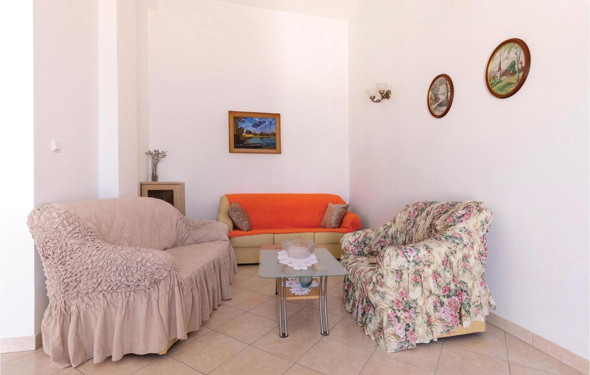 2 Bedroom Lovely Apartment In Komarna 克勒克 外观 照片