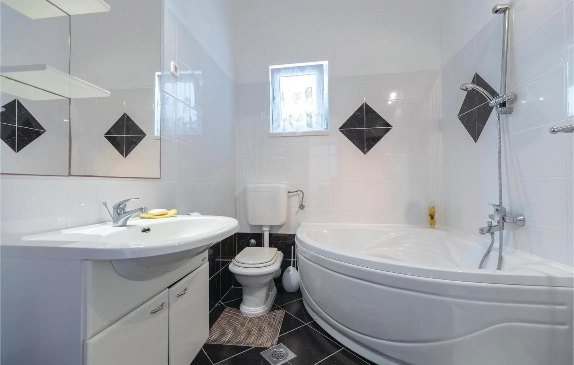 2 Bedroom Lovely Apartment In Komarna 克勒克 外观 照片